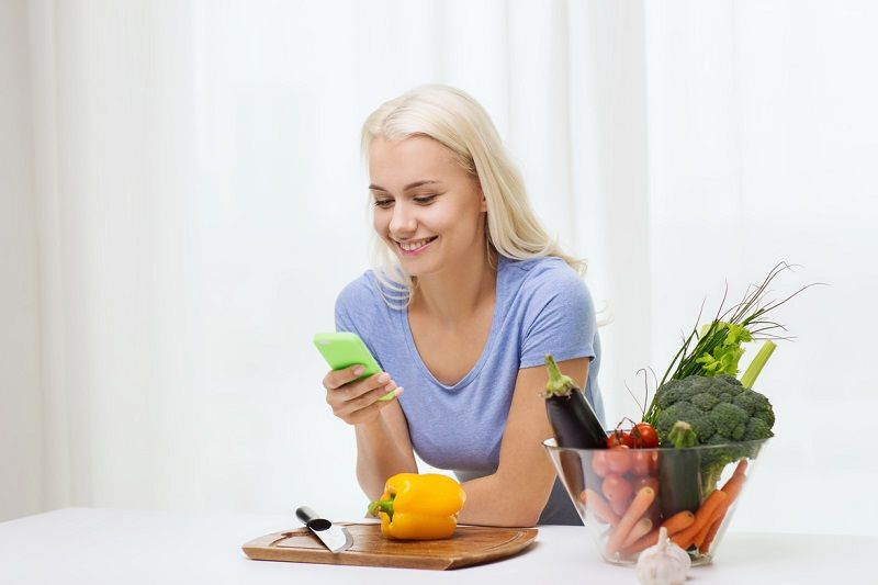 woman using healthy eating phone app