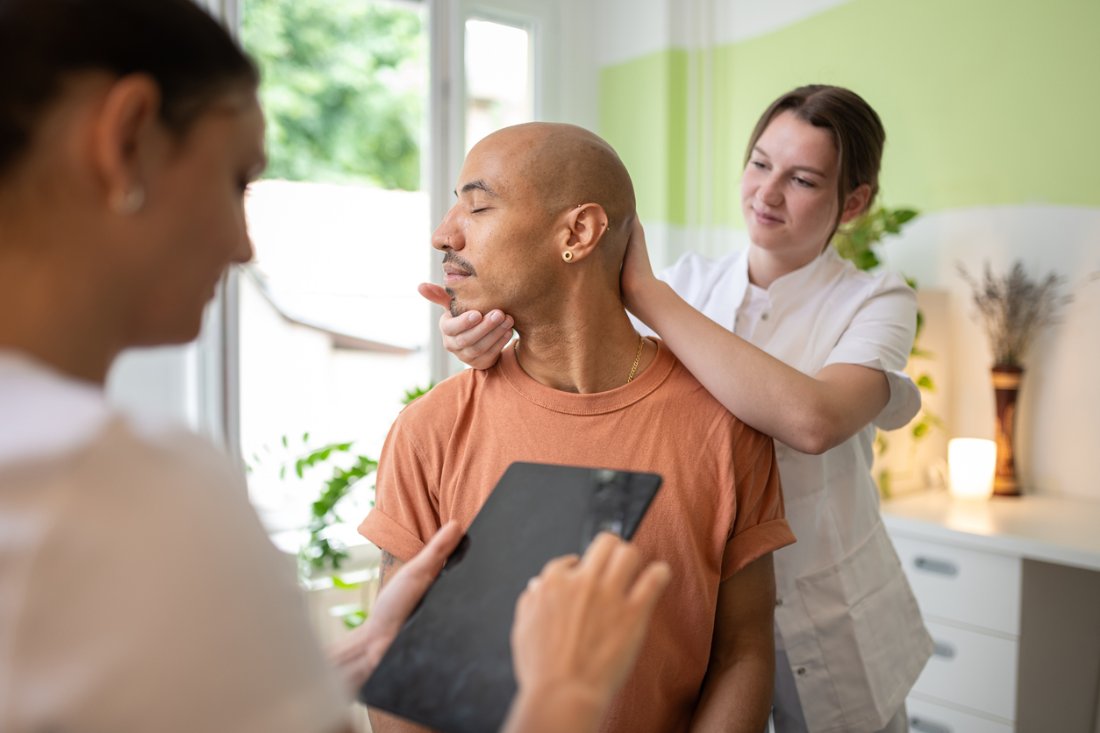 neck pain assessment by physiotherapist